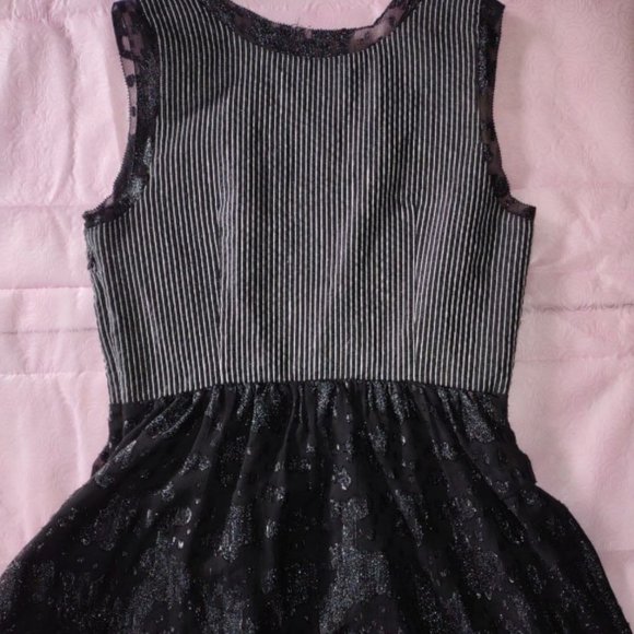 Gothic Lace Dress - Picture 14 of 16